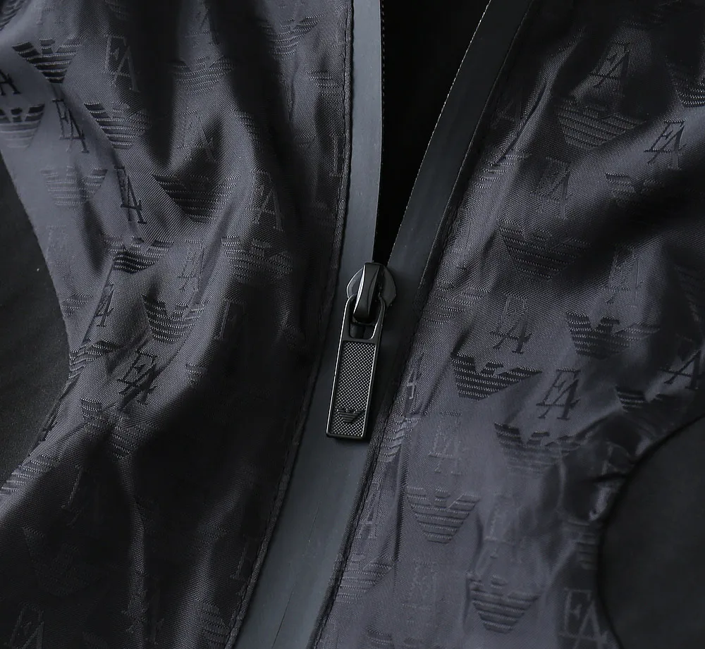 Armani official website Same Style, complete with three labels, on sale in advance. 2026 Autumn and Winter New Arrival men's jacket, Original with complete three labels, Premium version. Custom-made fabrics at the counter. Breathable, high comfort, impeccable details, brand element design concept, reflecting high quality. It feels delicate and soft, presents a casual cut, and has a great upper body shape. Sizes: M～3XL,